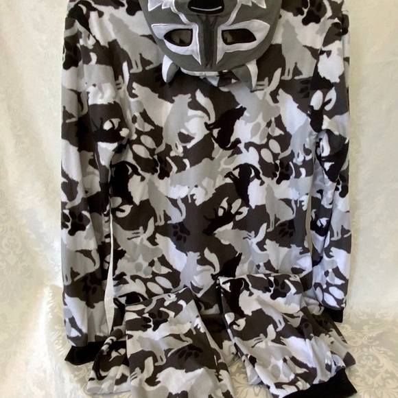 ONSIE by Cat & Jack. Unisex Wolf Camo print, with Wolf mask as a hood. SUPERFUN! - Picture 3 of 7